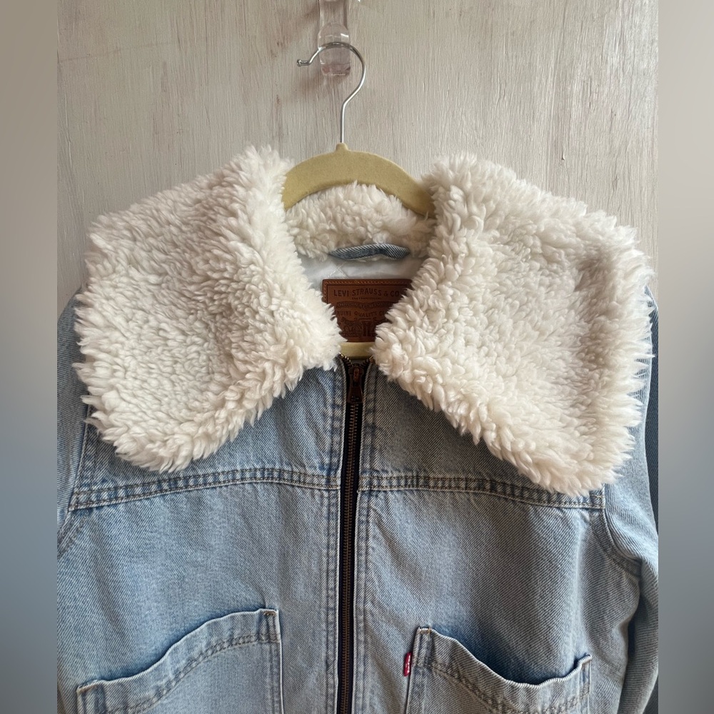 LEVI"S Retro Faux Fur Trim Zip-Up Denim Trucker Jacket - Picture 5 of 13